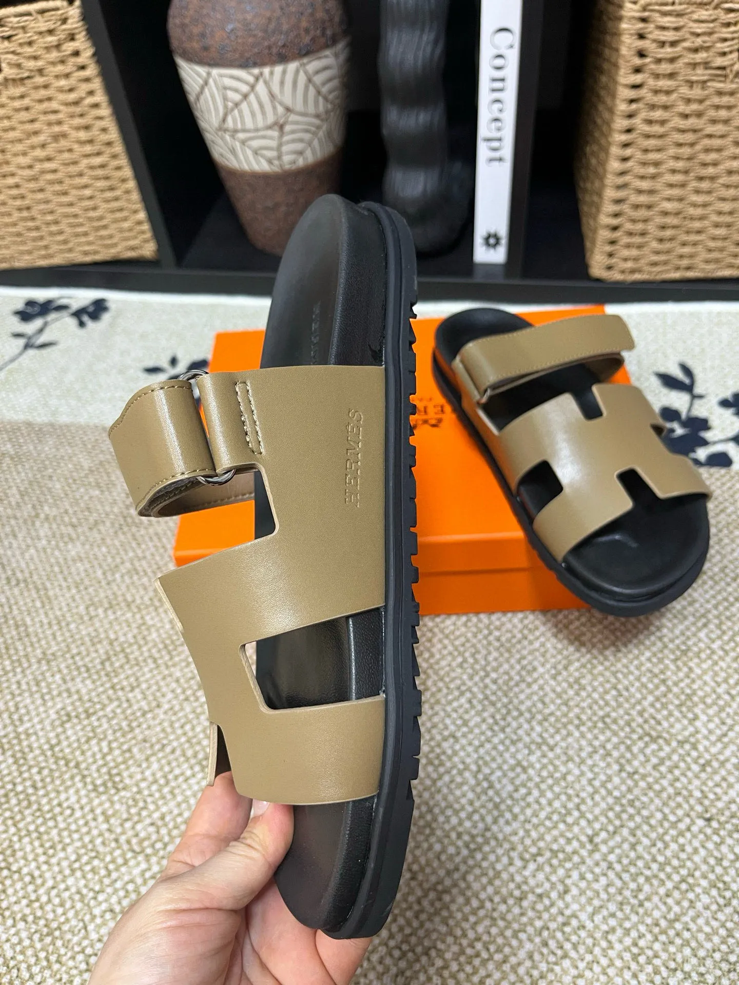 Factory price: 340💰Long-term availability Hermes men's Kazimir slippers for couples - top quality, Hermès woven calfskin functional sandals. The interwoven upper inspired by the "H" iconic pattern creates a casual look, which can be said to be a good companion for summer. Imported cowhide + cowhide lining + TU men's shoes💰Outsole Size: 35-46